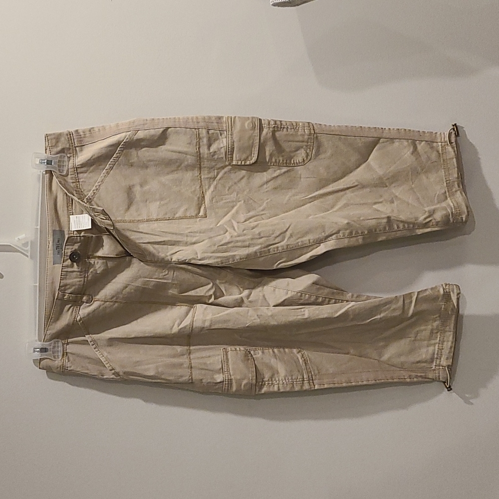 NWT TNL Mode Beige Cargo Capri